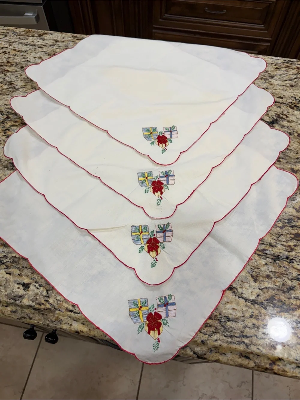 Vintage 60 inch Round White Embroidered Christmas Tree Tablecloth and 4 Napkins